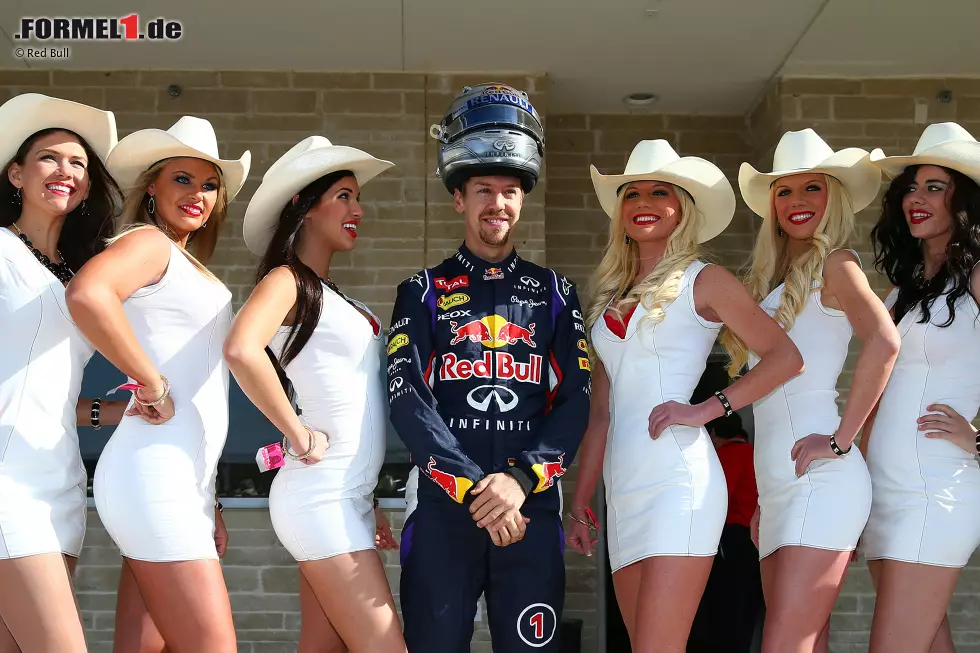 Foto zur News: Und selbst Sebastian Vettel, seiner Hannah sonst treu wie ein Hund, lässt sich in Austin zwischendurch mal von den schöneren Seiten des Lebens ablenken. Warum er den Helm in dieser anregenden Cowgirl-Gesellschaft nicht gleich zum Schutz überzieht, ist uns nicht bekannt.