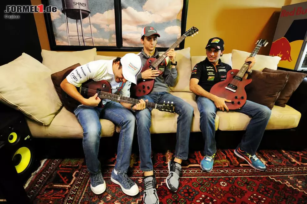 Foto zur News: Sex, Drugs &amp; Rock&#039;n&#039;Roll: Zumindest die Gitarren sind ja schon mal da, als sich Felipe Massa, Esteban Gutierrez und Sergio Perez beim Fan-Forum in der City auf das Grand-Prix-Wochenende einstimmen. Aber nach einer Hörprobe stellen wir fest: Jungs, bleibt lieber beim Rennfahren!