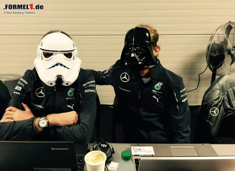 Foto zur News: Das Wochenendes des Nico Rosberg: Am Halloween-Abend als &quot;The Dark Force&quot; verkleidet, ...