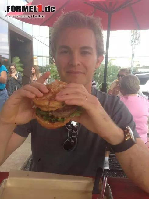 Foto zur News: ... in Abwesenheit von Physio Daniel Schlösser mit dem &quot;besten Burger der Welt&quot; in Austin...