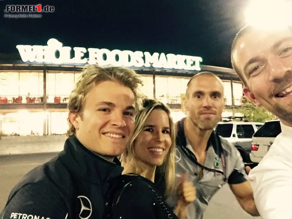 Foto zur News: ... und tags darauf mit Ehefrau Vivian, Physio Daniel und Medienbetreuer Georg Nolte beim Dinner im Supermarkt. Es muss nicht immer Schampus &amp; Kaviar sein.