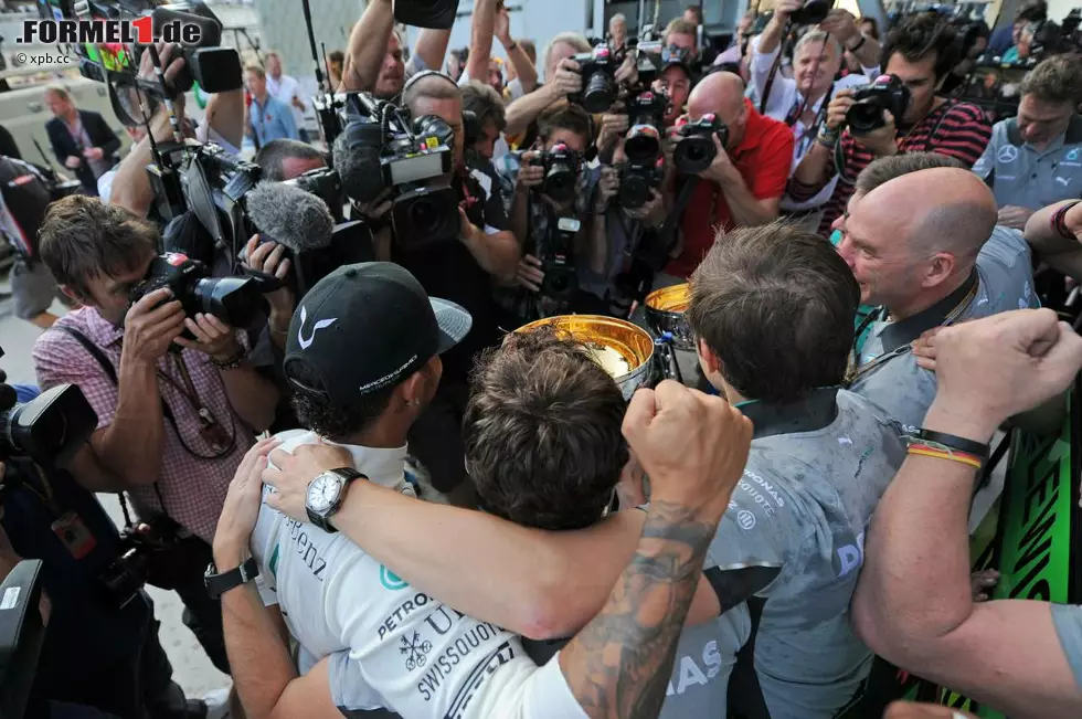 Foto zur News: ... nach dem Rennen dann Hamilton. Der steht auch beim Mercedes-Team hoch im Kurs. &quot;Lewis hat wieder gezeigt, selbst von Platz zwei kommend, dass er Nico zurzeit im Griff hat. Da gibt&#039;s nix dran zu rütteln&quot;, meint etwa Niki Lauda.