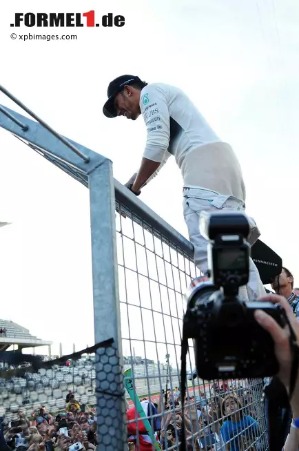 Foto zur News: USA Today (USA): &quot;Lewis Hamilton liebt Texas. Genauer: Er liebt den Circuit of The Americas. Von den drei Formel-1-Rennen auf diesem Kurs hat Hamilton zwei gewonnen. Der Erfolg vom Sonntag bringt ihn seinem zweiten WM-Titel deutlich näher.&quot;