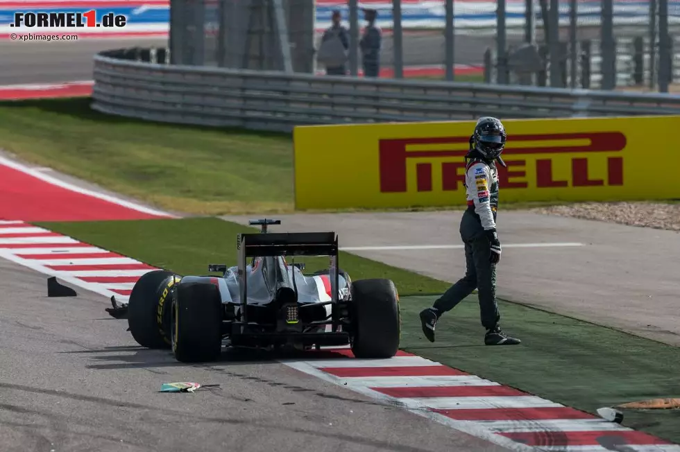 Foto zur News: Blick (Schweiz): &quot;Ist das schon eine Vorentscheidung im Rennen um den WM-Titel? Lewis Hamilton im Mercedes gewinnt den wilden 56-Runden-Ritt in den USA. Aus Schweizer Sicht ist es wieder ein Rennen zum Vergessen. Es dauert nicht einmal fünf Kilometer, da ist der Traum vom ersten Saisonpünktchen für Sauber bereits wieder ausgeträumt.&quot;