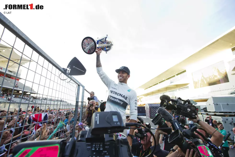 Foto zur News: La Gazzetta dello Sport (Italien): &quot;Lewis Hamilton greift am Ende eines wunderbaren Rennens, bei dem der Brite all sein Talent beweist, nach dem WM-Titel. Vor 100.000 Zuschauern in Austin spielt Hamilton mit Rosberg wie die Katze mit der Maus. Jeder Aufholversuch Rosbergs zerschellt an Hamiltons Geschwindigkeit.&quot;