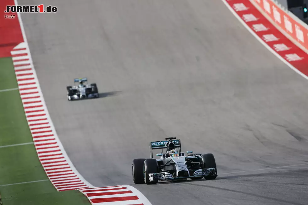 Foto zur News: Sport (Spanien): &quot;Hamilton fliegt Richtung Titel. Der Engländer schlägt Rosberg bei seinem zehnten Saisonsieg und hat bereits 24 Punkte Vorsprung auf seinen Kollegen. Rosberg, der seit acht Rennen nicht mehr gewonnen hat, konnte kaum Gegenwehr gegen das Tempo von Hamilton leisten. Das Rennen hat wieder mal gezeigt, dass Hamilton in Bestform auftritt.&quot;