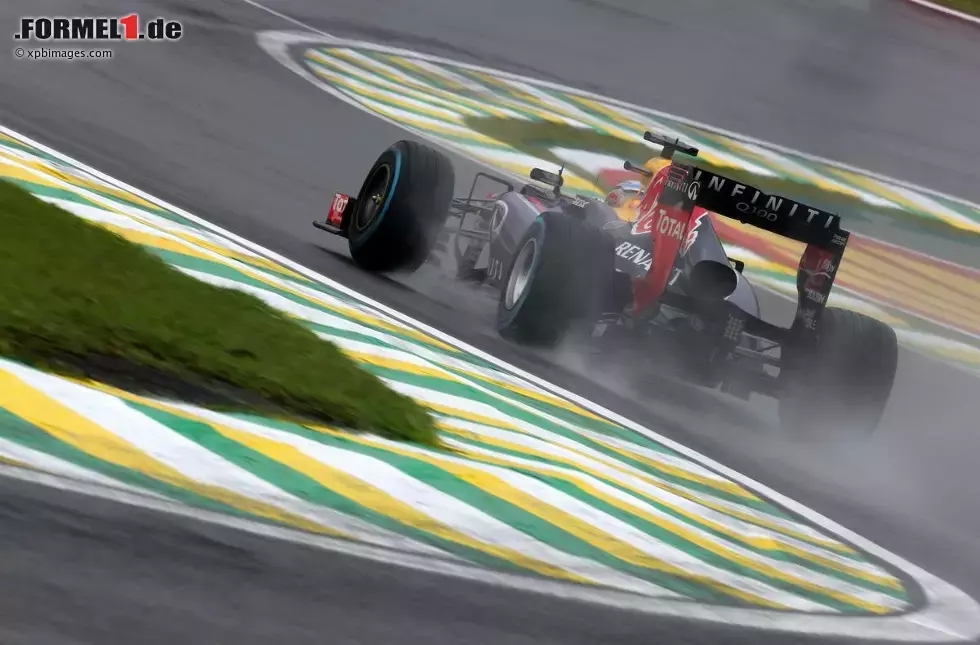 Foto zur News: Sebastian Vettel (Red Bull): &quot;In Sao Paulo wird gegen den Uhrzeigersinn gefahren und die Strecke hat mehrere Bodenwellen. Eine der besten Überholmöglichkeiten bietet die erste Schikane, das Senna-S. Man muss hier vorsichtig sein, vor allem beim Start kann es sehr eng werden. Die Links-rechts-links-Kombination schaut ein wenig wie ein Schraubenzieher aus und es geht bergab. Man muss beim Lenken daher geduldig sein.&quot;