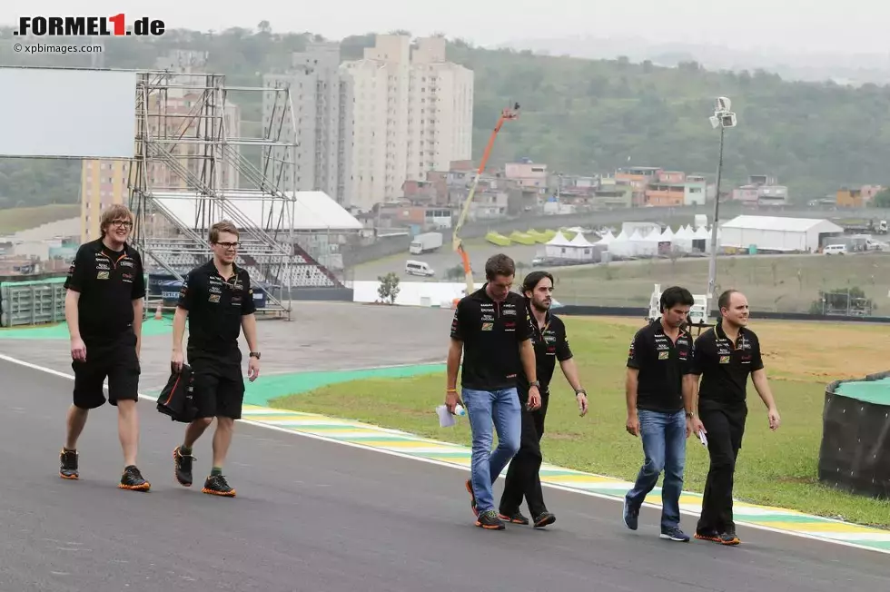 Foto zur News: Sergio Perez (Force India): &quot;Es ist eine großartige Strecke in Interlagos und das Wochenende stets sehr angenehm. Mit einem Formel-1-Auto ist der Kurs wirklich lohnenswert - man kann beinahe in jeder Kurve attackieren um muss mit voller Hingabe fahren. Man hat viele schnelle Kurven und einen komplexen mittleren Sektor: Man hat die Höhenunterschiede und es ist sehr kurvenreich. Es ist sehr schwierig, aber man hat dabei so ein gutes Gefühl, wenn man es richtig hinbekommt.&quot;