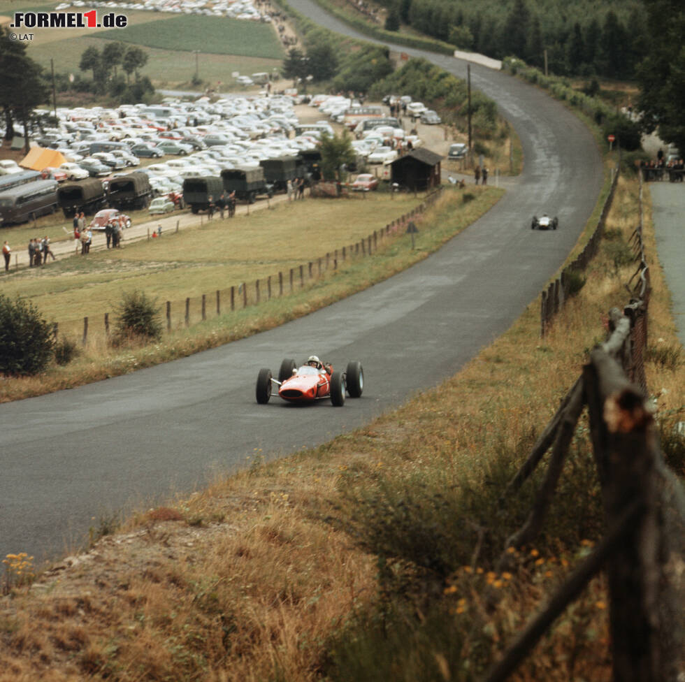 Foto zur News: 5. John Surtees ist der einzige Rennfahrer der Geschichte, der sowohl auf zwei als auch auf vier Rennen Weltmeister wurde. In der Formel 1 gelang ihm dies 1964 auf Ferrari. Er überlebte die Formel 1, musste aber 2009 zusehen, wie sein Sohn Henry bei einem Formel-2-Rennen tödlich verunglückte.