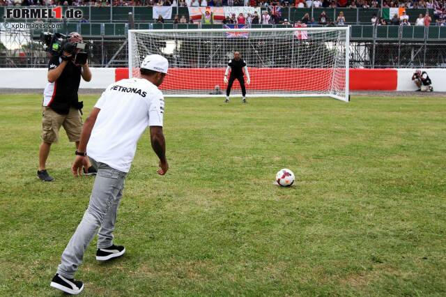 Foto zur News: Y wie Young, Ashley: Der Fußball-Star von Manchester United ging mit Hamilton zur Schule.