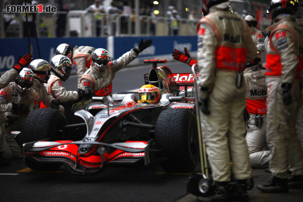 Foto zur News: 7. Lewis Hamilton: Der Rekordweltmeister ist auch der bis heute letzte McLaren-Champion. 2008 krönt sich Hamilton zum siebten Weltmeister in der Geschichte des Rennstalls. Beim Finale in Brasilien sieht Felipe Massa nach einem chaotischen Rennen mit wechselnden Wetterbedingungen bereits wie der sichere Sieger aus, doch Hamilton überholt Timo Glock auf den letzten Metern noch und schnappt dem Lokalmatadoren den sicher geglaubten Titel noch weg.