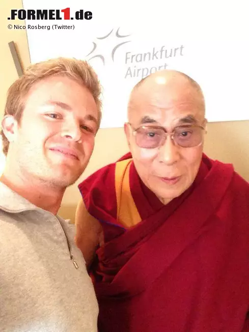 Foto zur News: D wie Dalai Lama: Seine Heiligkeit freute sich über ein Selfie mit einem der schnellsten Fahrern der Welt