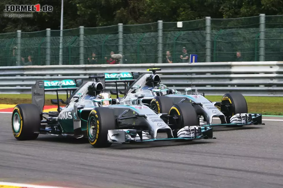 Foto zur News: U wie Unfall: Der Crash mit Hamilton beim Rennen in Spa bescherte Rosberg jede Menge hausinternen Ärger.