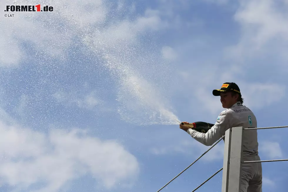 Foto zur News: Neue Zürcher Zeitung (Schweiz): &quot;In der Formel 1 gehen doch noch Wünsche in Erfüllung, zumindest die von Bernie Ecclestone. Der Brite hatte zu Saisonbeginn eine Regeländerung durchgesetzt, die - freundlich ausgedrückt - höchst umstritten ist: doppelte Punkte am letzten Grand Prix des Jahres. Doch nach dem Vorspiel im vorletzten WM-Rennen in Sao Paulo sorgt diese Regelung für extreme Spannung. Damit hat Ecclestone seinen Showdown. Nico Rosberg erlebte in Sao Paulo das erste perfekte Rennwochenende seit langem: Erster in allen Trainings, in der Qualifikation und im Grand Prix.&quot;