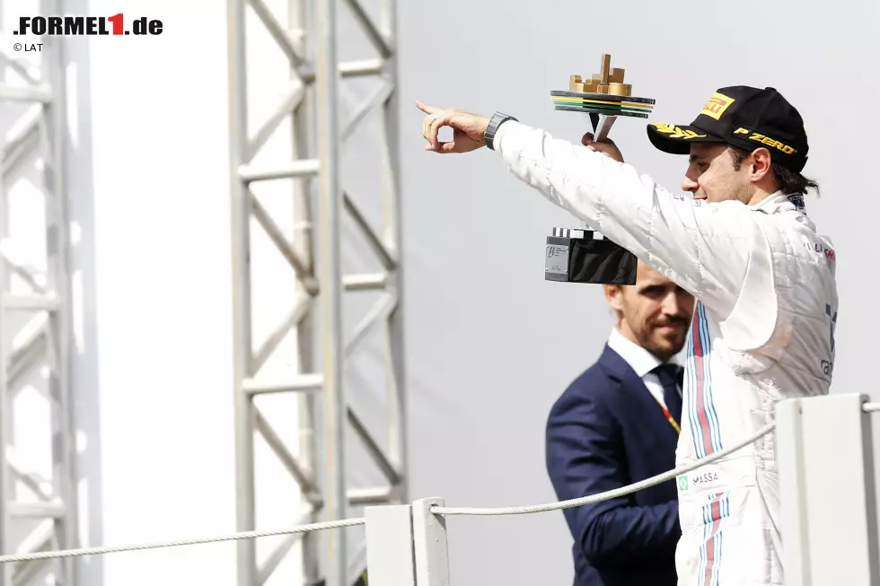 Foto zur News: As (Spanien): &quot;Die Mercedes-Piloten werden den Titel in Abu Dhabi unter sich ausmachen. Rosberg gewann, aber der Brite ist weiterhin der Favorit auf den Titel. Felipe Massa wurde Dritter und war der glücklichste Mann auf dem Podium.&quot;