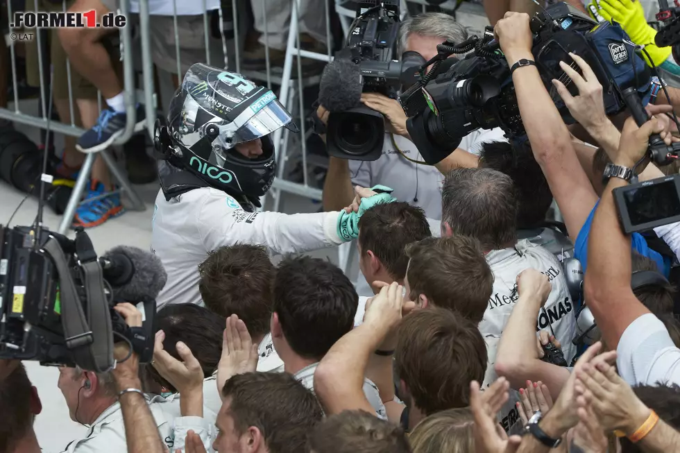 Foto zur News: Repubblica (Italien): &quot;Nico gegen Lewis, letztes Duell in Abu Dhabi. Hamilton hätte schon den Champagner aus dem Kühlschrank holen können, doch nach dem Rennen in Brasilien droht ihm die Pleite, sollte es neben Rosberg einen dritten Rivalen geben. Rosbergs Leistung ist die beste Antwort auf diejenigen, die ihn bereits für besiegt hielten. Jetzt wird er bis zum letzten Meter um den Titel kämpfen.&quot;