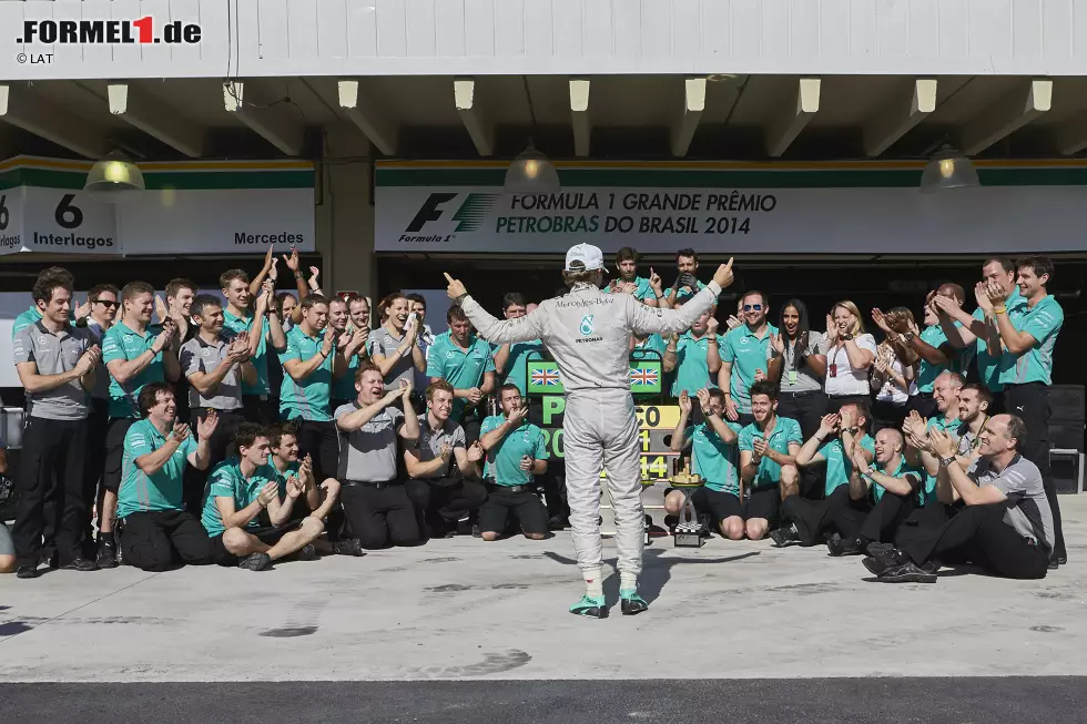 Foto zur News: Gazzetta dello Sport (Italien): &quot;Rosberg verlängert die Formel 1 - Duell gegen Hamilton bis zum Letzten. Der letzte Sprint wird entscheidend sein. Mit einem perfekten Rennen hält Rosberg seine Hoffnung wach, doch noch den WM-Titel zu ergreifen. Er braucht jedoch auch bei einem Sieg unbedingt einen Verbündeten, der sich zwischen ihm und Hamilton platziert.&quot;