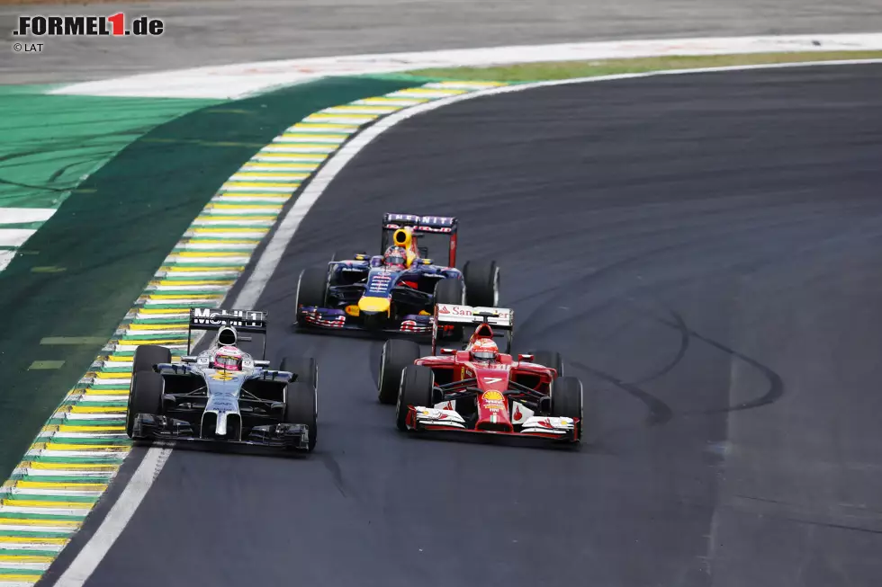 Foto zur News: Blick (Schweiz): &quot;Nico Rosberg holt auf! Der deutsche Mercedes-Pilot krallt den Sieg beim Grand Prix do Brasil vor Teamkollege und Erzfeind Lewis Hamilton. Rosberg muss erst gegen Ende des Rennens um seinen Sieg zittern. Hamilton dreht sich in Runde 28 und rutscht von der Piste - ein Riesenbock. Den Sauber-Fans bleibt auch in Brasilien nichts erspart. Im Mittelfeld liefern sich Alonso, Räikkönen, Vettel und Co. tolle Duelle - ohne Sauber-Beteiligung. Die Autos aus Hinwil kommen auch in Interlagos nicht vom Fleck.&quot;