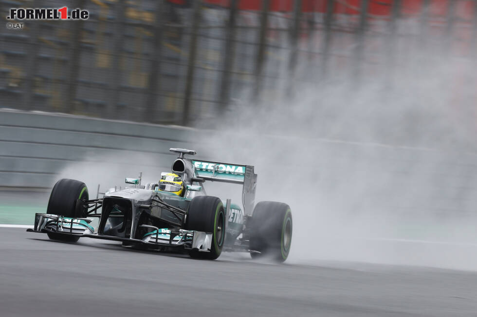 Foto zur News: Nico Rosberg geht am Freitag besser als alle anderen über das Wasser. Sowohl im ersten als auch in zweiten Freien Training fährt der Mercedes-Pilot die Bestzeit.