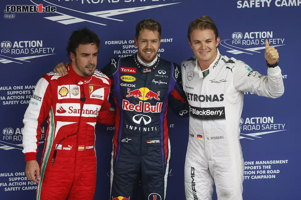 Foto zur News: Den Dominator der zweiten Saisonhälfte bekommt aber keine nassen Füße. Sebastian Vettel fährt souverän auf die Pole-Position. Nico Rosberg und Fernando Alonso können da nur gratulieren.