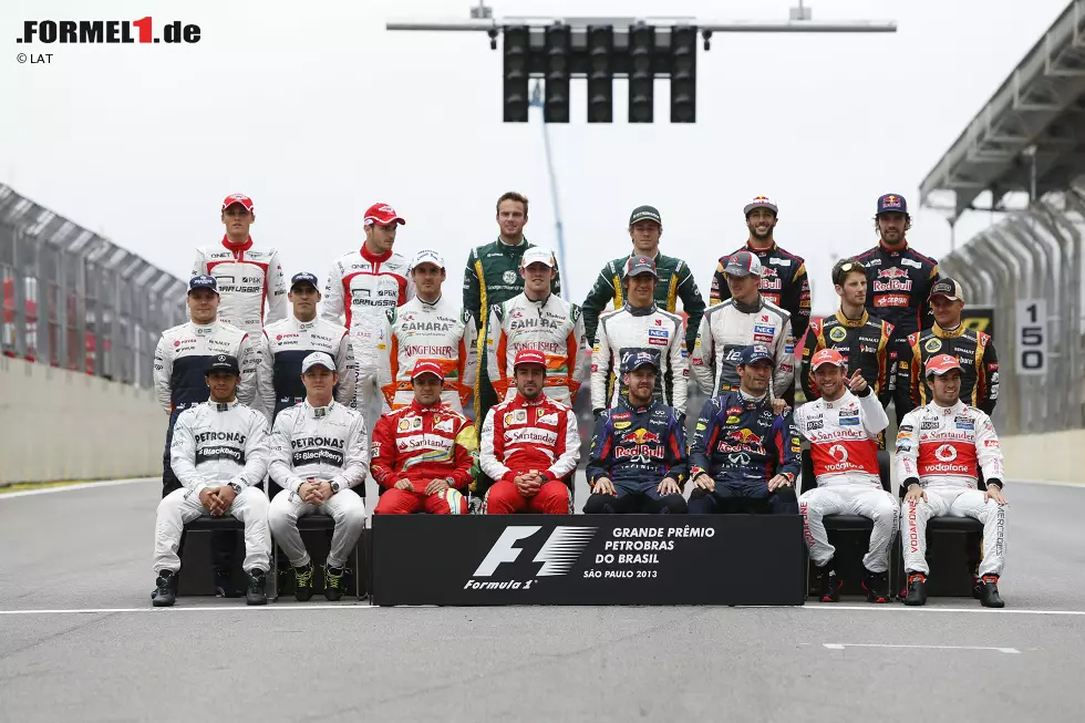 Foto zur News: Am Rennsonntag hat sich der Regen dann verzogen, und so können die Piloten beim traditionellen Foto der Abschlussklasse von 2013 auf Regenjacken verzichten.