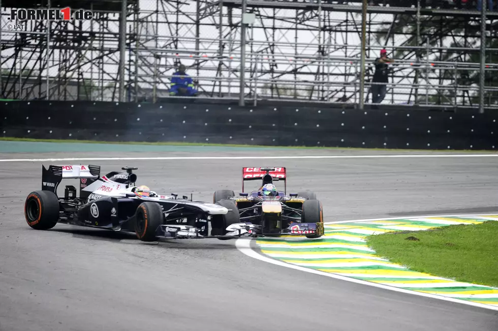 Foto zur News: Mehrere Fahrer werden sich an diesem Sonntag nicht über die Vorfahrt einig. Hier geraten Pastor Maldonado und Jean-Eric Vergne im Senna-S aneinander.