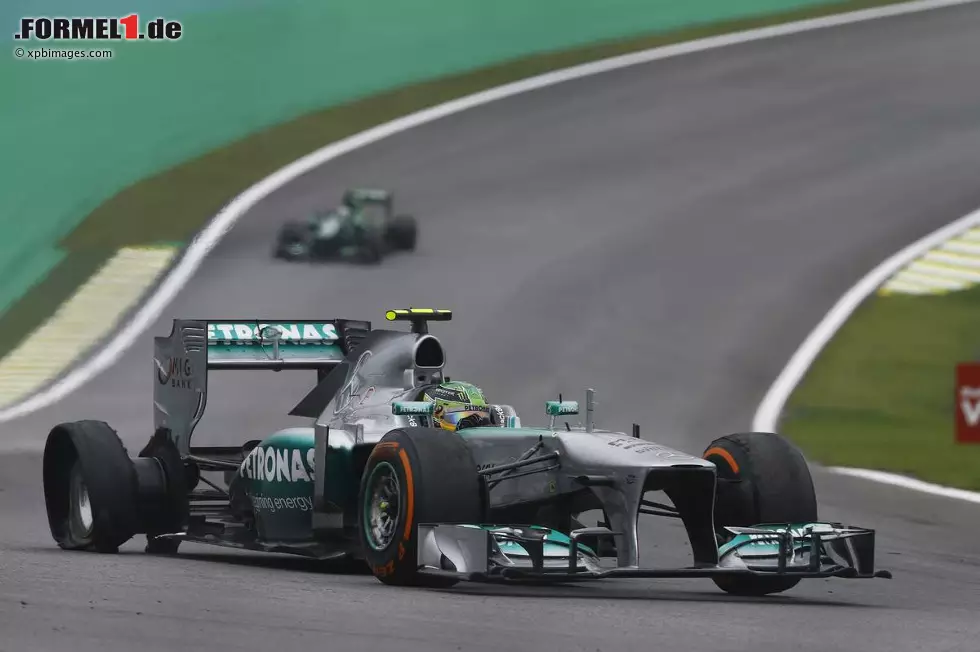 Foto zur News: Zuvor war schon Valtteri Bottas bei dem Versuch, sich gegen Lewis Hamilton zurückzurunden, mit dem Mercedes kollidiert, was für beide Fahrer einen Reifenschaden zur Folge hat.