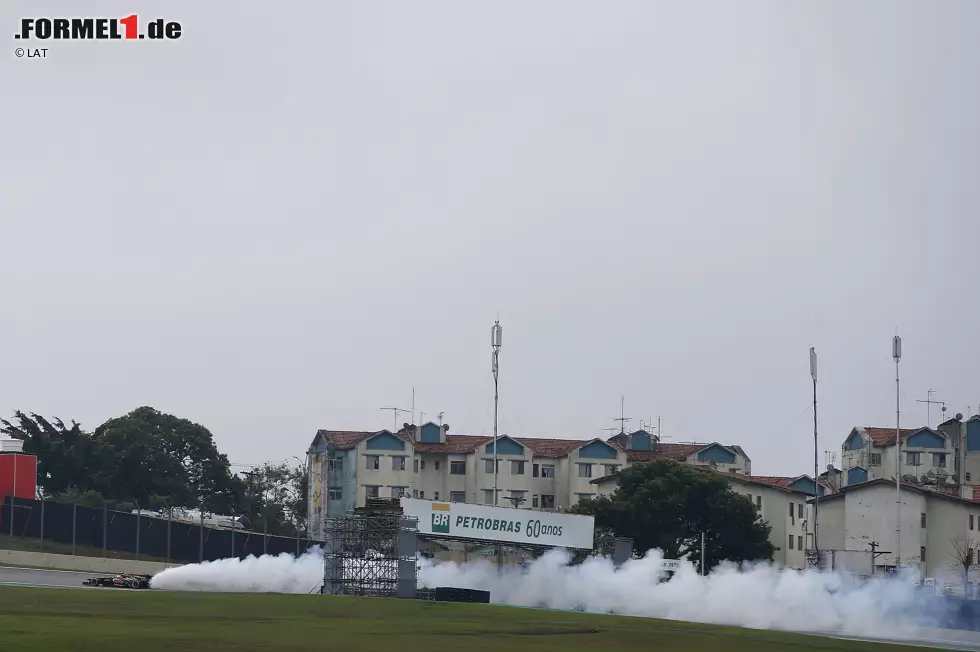 Foto zur News: Offensichtlich ist der Ausfallgrund von Lotus-Pilot Romain Grosjean. Der Renault-Motor haucht spektakulär sein Leben aus. Es wird nicht der letzte französische V8 sein, der an diesem Tag über die Wupper geht.