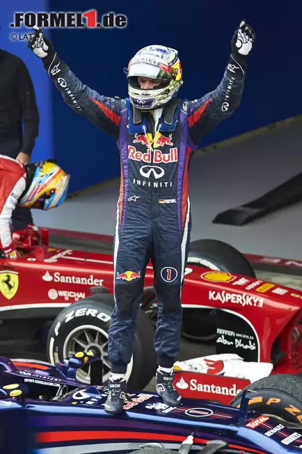 Foto zur News: An der Spitze fährt Sebastian Vettel ungefährdet zum Sieg. Damit stellt der Deutsche zwei Formel-1-Rekorde ein. Es ist sein neunter Sieg in Folge, was zuvor nur Alberto Ascari saisonübergreifend in den Jahren 1952/53 gelungen war. Zudem ist es sein 13. Saisonsieg, womit Vettel den Rekord von Michael Schumacher aus dem Jahr 2004 einstellt.