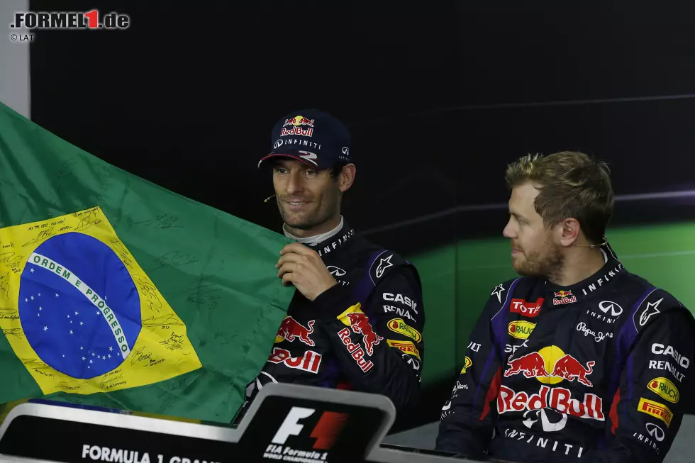 Foto zur News: Bei der Pressekonferenz überreicht ihm Formel-1-Boss Bernie Ecclestone persönlich ein ganz besonderes Abschiedsgeschenk: Eine brasilianische Flagge, auf der all seine Fahrerkollegen unterschrieben haben.