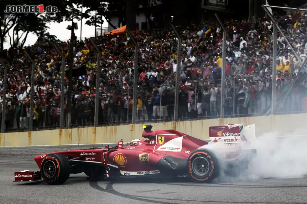 Foto zur News: Auch für Felipe Massa endet eine Ära, es ist sein letztes Rennen für Ferrari, was er nach der Zieldurchfahrt mit einigen Donuts feiert. Im Rennen hatte sich der Brasilianer zuvor noch über die Rennkommissare aufgeregt, die ihm wegen des Überfahrens der weißen Linie am Boxeneingang eine umstrittene Durchfahrtstrafe aufbrummten. &quot;Die Kommissare glauben, sie können sich alles erlauben&quot;, schimpft er anschließend.