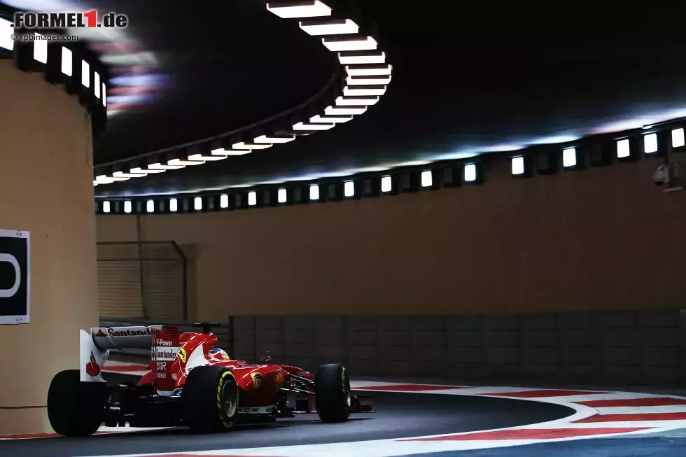 Foto zur News: Ferrari tappt hingegen in der arabischen Nacht sprichwörtlich im Dunkeln. Die rote Göttin lahmt, Fernando Alonso verpasst den Einzug in Q3.