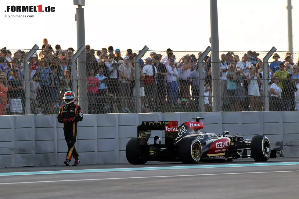 Foto zur News: Das hat Folgen: Gleich in der ersten Runde gerät Räikkönen mit einem Caterham aneinander und muss seinen Lotus abstellen. Der &quot;Iceman&quot; ist restlos bedient und verschwindet fluchtartig Richtung Flughafen.