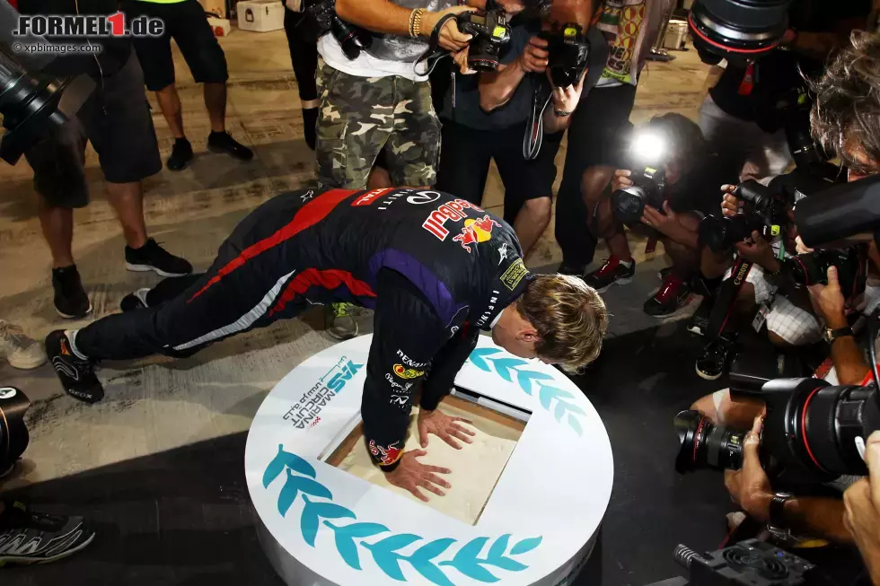 Foto zur News: Nach seinem siebten Sieg in Folge darf sich Vettel auf dem Walk of Fame des Yas Marina Circuit verewigen. Den Sieg widmet Vettel Mutter Heike und Vater Norbert, die ihren Sohn an der Rennstrecke besuchen.