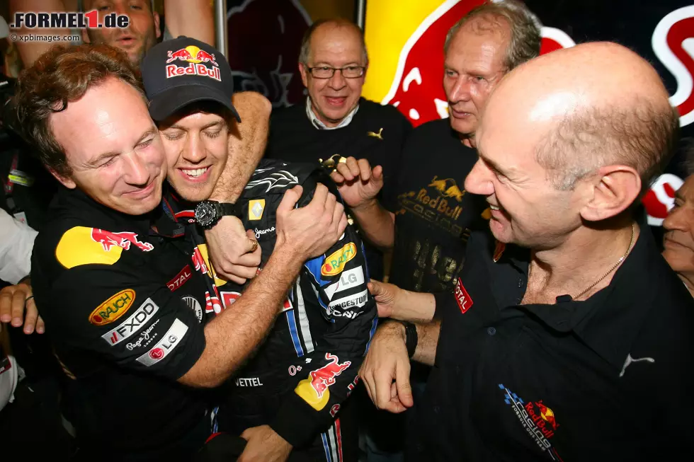 Foto zur News: Adrian Newey (Technischer Direktor): &quot;2010 hatten wir in Brasilien die Konstrukteurs-Meisterschaft gewonnen. Das war ein tolles Gefühl. Ich wusste aber, dass wir damit nur die Hälfte des Job erledigt hatten. Bis dahin war Mark (Webber; Anm. d. Red.) der Favorit, da er in der Punktewertung vorne lag. Sebastian war mit der Rolle des Außenseiters aber glücklich, weil er nicht so unter Druck stand. Um den Titel zu holen, musste er das Rennen gewinnen. Er ging als Erster in die erste Kurve und fuhr davon. Marks Chance schwand, was hart für ihn war und Fernando (Alonso; Anm. d. Red.) hing nach einem Strategiefehler im Feld fest. Das Gefühl der Freude, als Sebastian die Ziellinie überquerte, war gewaltig. Daran werde ich mich immer erinnern.&quot;