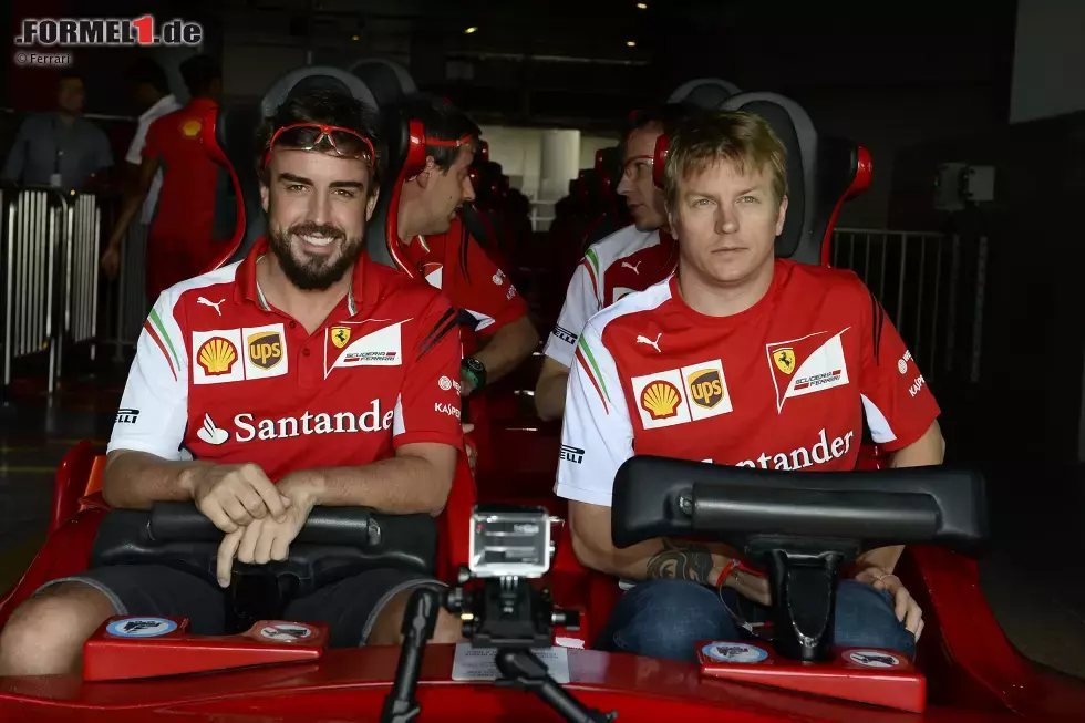 Foto zur News: Und auf die schnellste Achterbahn der Welt, &quot;Formula Rossa&quot;. Die beschleunigt in 2,9 Sekunden von null auf 100 und schafft 240 km/h Spitze.