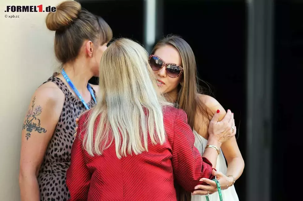 Foto zur News: Zumindest kommt die ganze Button-Entourage - nur für den Fall, dass es in Melbourne 2015 kein Wiedersehen gibt: Freundin Jessica mit Mama Simone und Schwester Tanya. Papa John ist dieses Jahr verstorben.