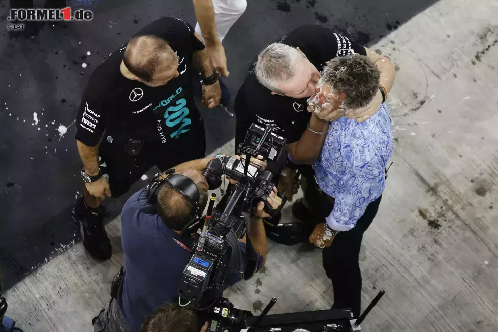 Foto zur News: Irgendeinen erwischt&#039;s immer: Vor ein paar Jahren hat der ekstatische Weltmeister-Vater Norbert Vettel die weiße Hose von Formel1.de-Kolumnist Kai Ebel zerfetzt, diesmal landet ein Stück Torte im Gesicht von TV-Experte Eddie Jordan. Vor laufender Kamera, versteht sich.