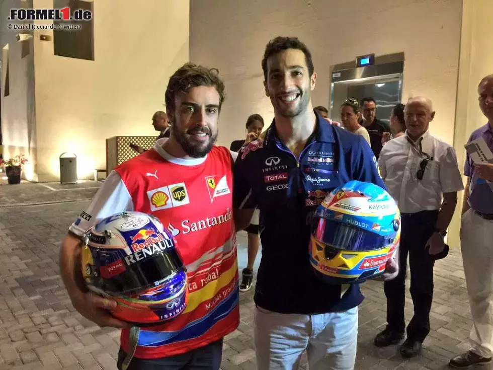 Foto zur News: Und zwar anstelle von Fernando Alonso. Der lässt sich a) einen Bart wachsen und b) auf einen Trikot-, pardon, Helmtausch mit Vettels Nicht-Mehr-Teamkollegen Daniel Ricciardo ein. Alonso und die Australier, da hat die Chemie schon mit Mark Webber immer gut gestimmt.