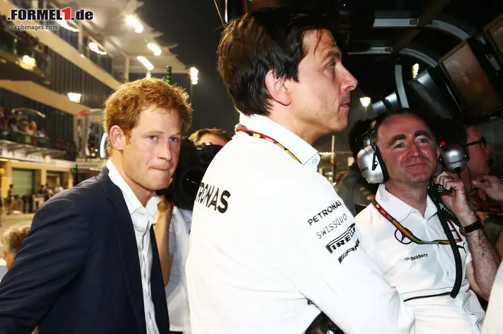 Foto zur News: Corriere della Sera (Italien): &quot;Von Rosberg bis zu Prinz Harry: Jeder verbeugt sich vor König Lewis. Rosbergs Schlachtplan ist gescheitert: Schon vom Start an war nichts zu machen. Alonso und Vettel verabschieden sich von ihren Teams. Für die beiden hat die Zukunft bereits begonnen.&quot;