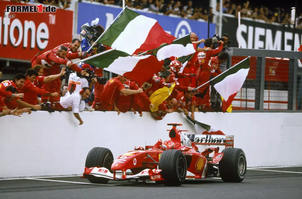 Foto zur News: Der statistisch gesehen größte Ferrari-Pilot aller Zeiten dockte 1996 - damals völlig überraschend - bei der sportlich am Boden liegenden Scuderia an: Michael Schumacher tauschte für das springende Pferd mit dem Benetton das zu diesem Zeitpunkt beste Auto der Königsklasse gegen einen italienischen Pannenflitzer ein. Es lohnte sich: Die elf gemeinsamen Jahre markierten eine Ära der  erdrückenden Dominanz.