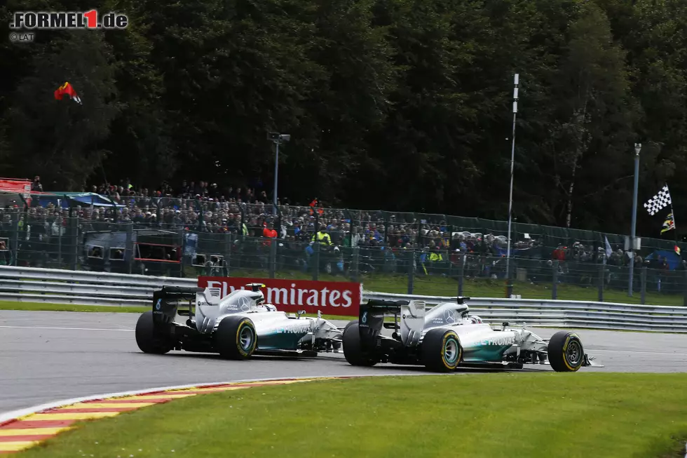 Foto zur News: ...wird kurz nach dem Start Realität. Rosberg gibt beim Versuch, Hamilton am Ende der Kemel-Geraden zu überholen, nicht nach. Eine Reaktion auf die bisherigen Duelle der beiden, wo Hamilton ebenfalls wenig Rücksicht nahm. Die beiden berühren sich und Rosberg schlitzt...