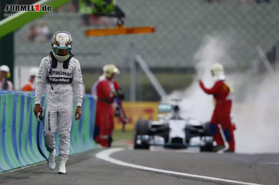 Foto zur News: Doch das Pech klebt weiterhin an Hamiltons Fersen: Nach dem Qualifying-Defekt in Deutschland geht beim Zeittraining in Ungarn der Motor hoch. Der WM-Zweite muss aus der Box starten. Auch im Rennen gibt es Ungemach...