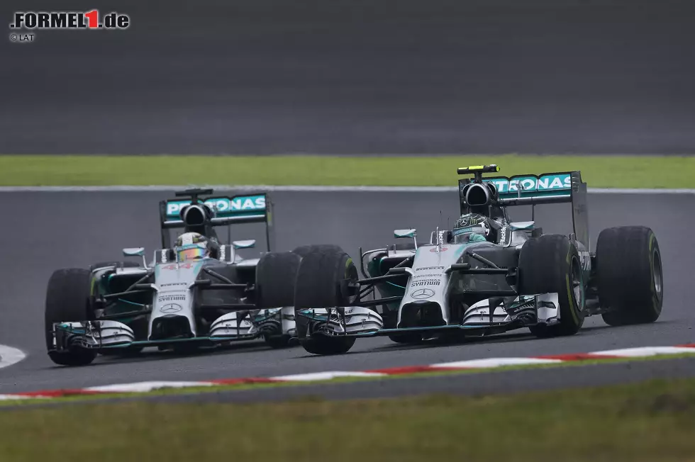 Foto zur News: Hamilton nutzt das Momentum und attackiert in Suzuka den führenden, aber langsameren Rosberg. Im Schatten des tragischen Unfalls von Jules Bianchi siegt er und geht in der WM mit 266:256 in Führung.