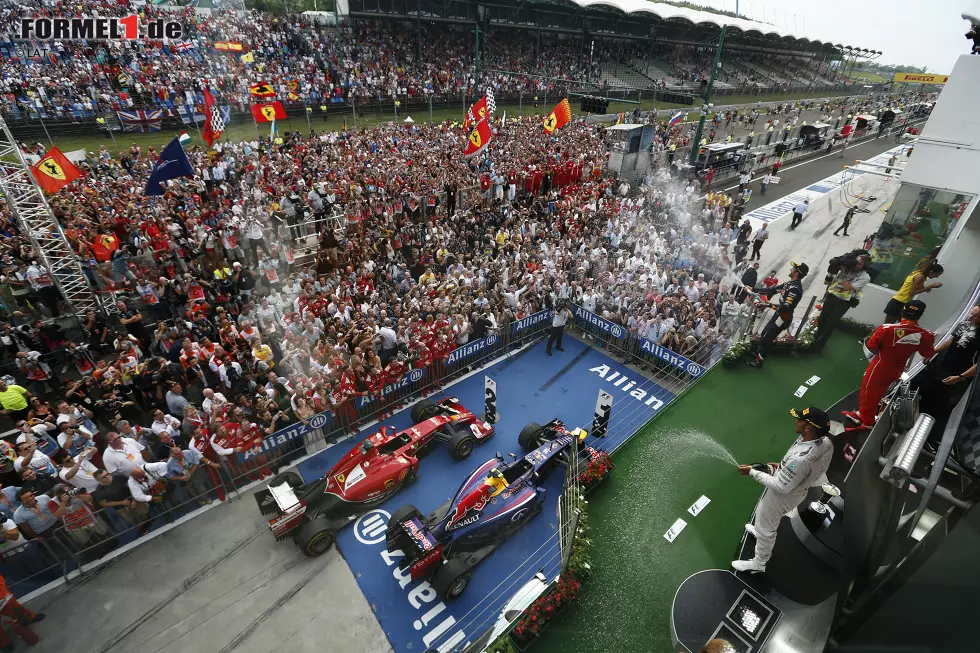 Foto zur News: ......durch die Finger gleitet. Mercedes splittet die Strategien und weist Hamilton an, Rosberg vorbeizulassen, doch der ignoriert den Funkspruch. Am Ende wird er vor Rosberg Dritter, Konsequenzen für das Ignorieren der Teamorder gibt es keine. Rosbergs Vorsprung schrumpft auf 202:191.