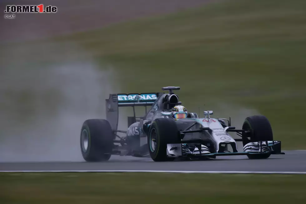 Foto zur News: Nächster Dämpfer für Hamilton ausgerechnet beim Heimrennen in Silverstone: Im Qualifying unterschätzt er die Streckenverhältnisse, verzichtet auf den letzten Versuch, schenkt Rosberg die Pole und muss von Platz sechs losfahren. Auch im Rennen sieht...