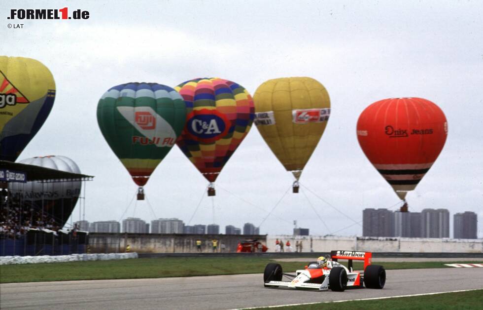 Foto zur News: Die folgenden fünf Jahre werden zur großen Alain-Prost-Show. Der Franzose siegt viermal, einzig Nelson Piquet kann ihm 1986 in die Parade fahren. Doch die Augen sind zu dieser Zeit längst bei Ayrton Senna, der die Massen begeistert. Hinter Piquet holt Senna 1986 sein erstes Heimpodium, 1988 soll der erste Sieg folgen, doch die Pole-Position bringt dem McLaren-Piloten kein Glück. Schon in der Aufwärmrunde streikt sein Bolide, nach einem Startabbruch wechselt er ins Ersatzauto - und wird deswegen disqualifiziert.