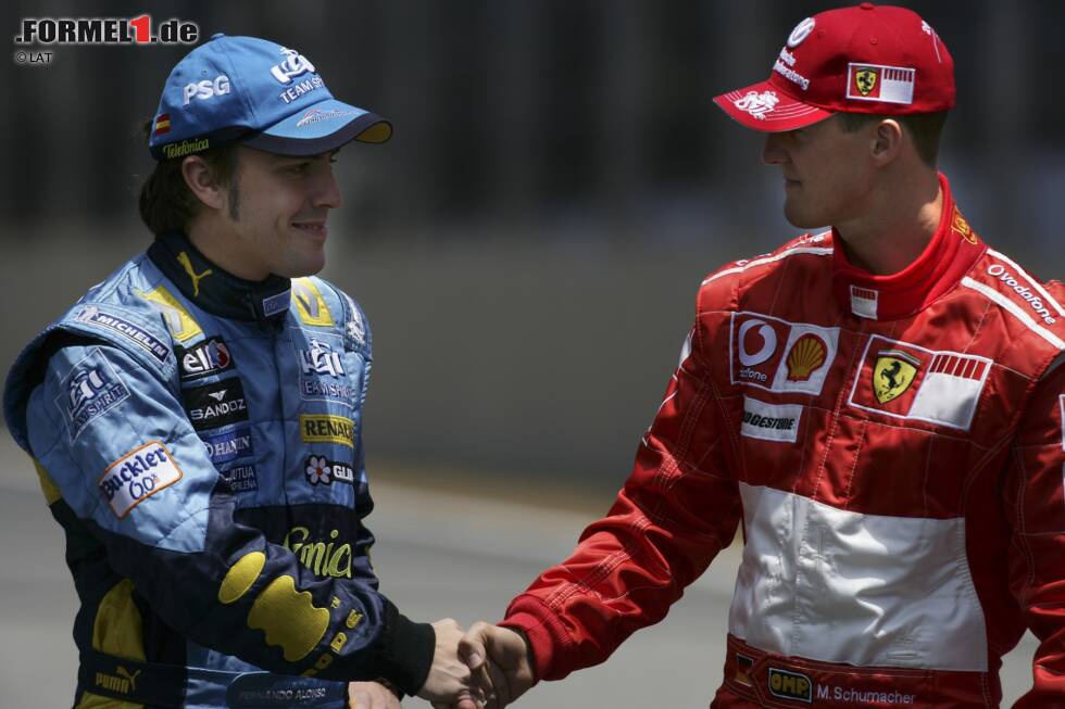 Foto zur News: ...Michael Schumacher. Der Kerpener muss nach seinem Aus beim Japan-Grand-Prix Punkte gutmachen, doch ausgerechnet Alonso-Teamkollege Giancarlo Fisichella schlitzt ihm den Hinterreifen auf und zerstört auch die letzte Hoffnung. Nach dem Rennen ist für den Ferrari-Piloten Schluss: Er hängt seinen Helm das erste Mal an den Nagel.