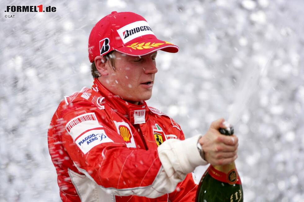 Foto zur News: Seinem Nachfolger Kimi Räikkönen gelingt es im folgenden Jahr besser. Der &quot;Iceman&quot; geht zwar mit sieben Punkten Rückstand nur als Dritter in das WM-Finale, doch weil Teamkollege Felipe Massa ihm den Sieg schenkt, reicht es für den Finnen mit einem Punkt Vorsprung vor Lewis Hamilton und Fernando Alonso zum bislang einzigen Titel in seiner Karriere.