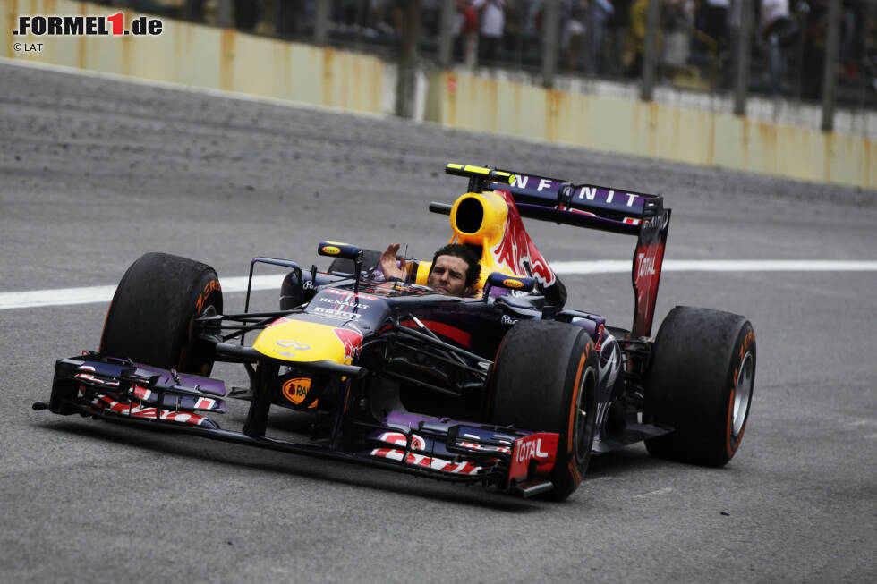 Foto zur News: 2013 sagt ein weiterer Name &quot;Goodbye&quot;. Mark Webber fährt in Sao Paulo sein letztes Formel-1-Rennen und genießt die Auslaufrunde auf seine Weise. Der Sieg ist ihm allerdings nicht vergönnt: Hinter Teamkollege Sebastian Vettel wird er Zweiter.